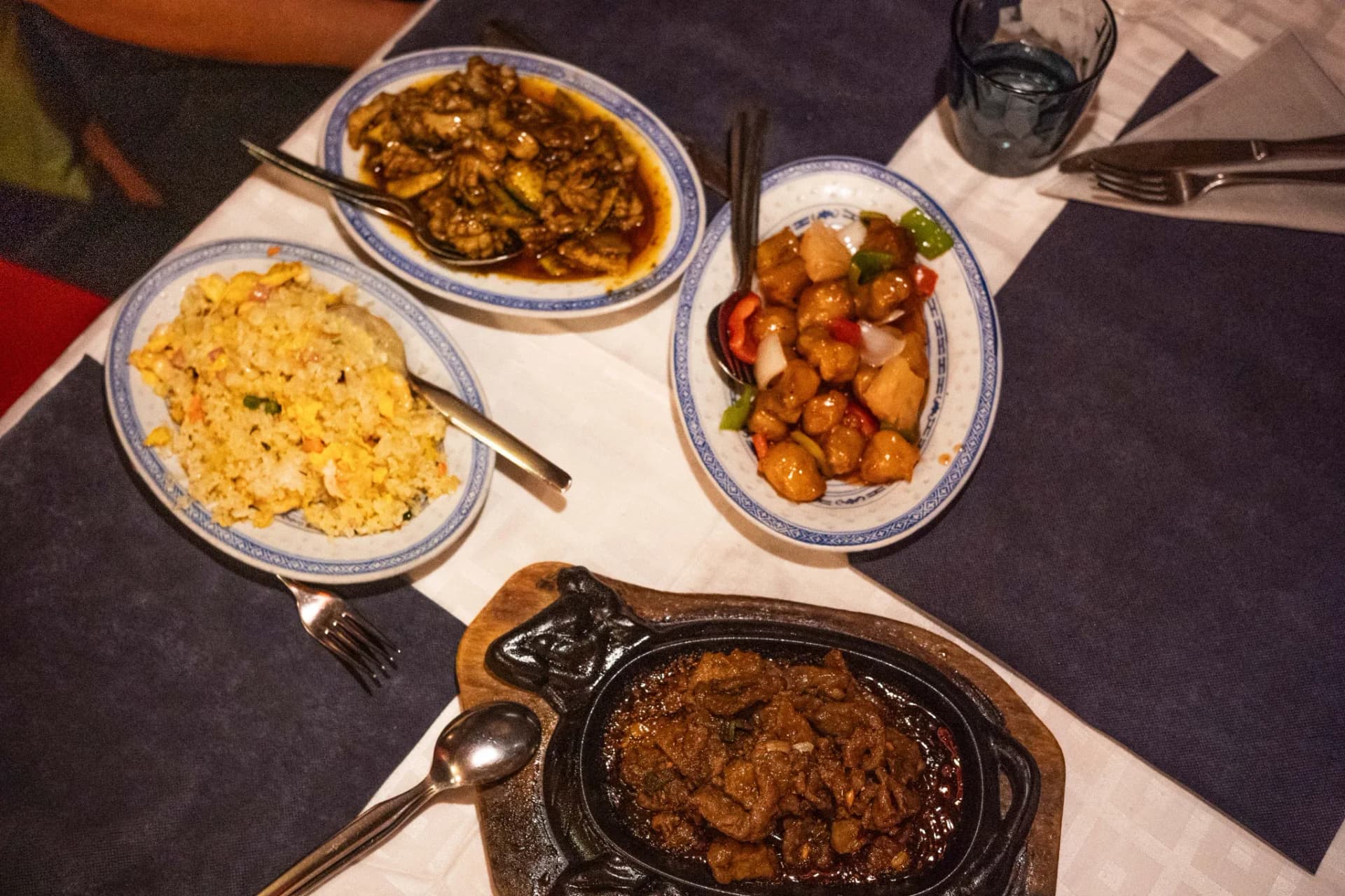 Arroz frito, cerdo agridulce, ternera en plancha de hierro y un salteado con setas, en la mesa del Shang-Hai